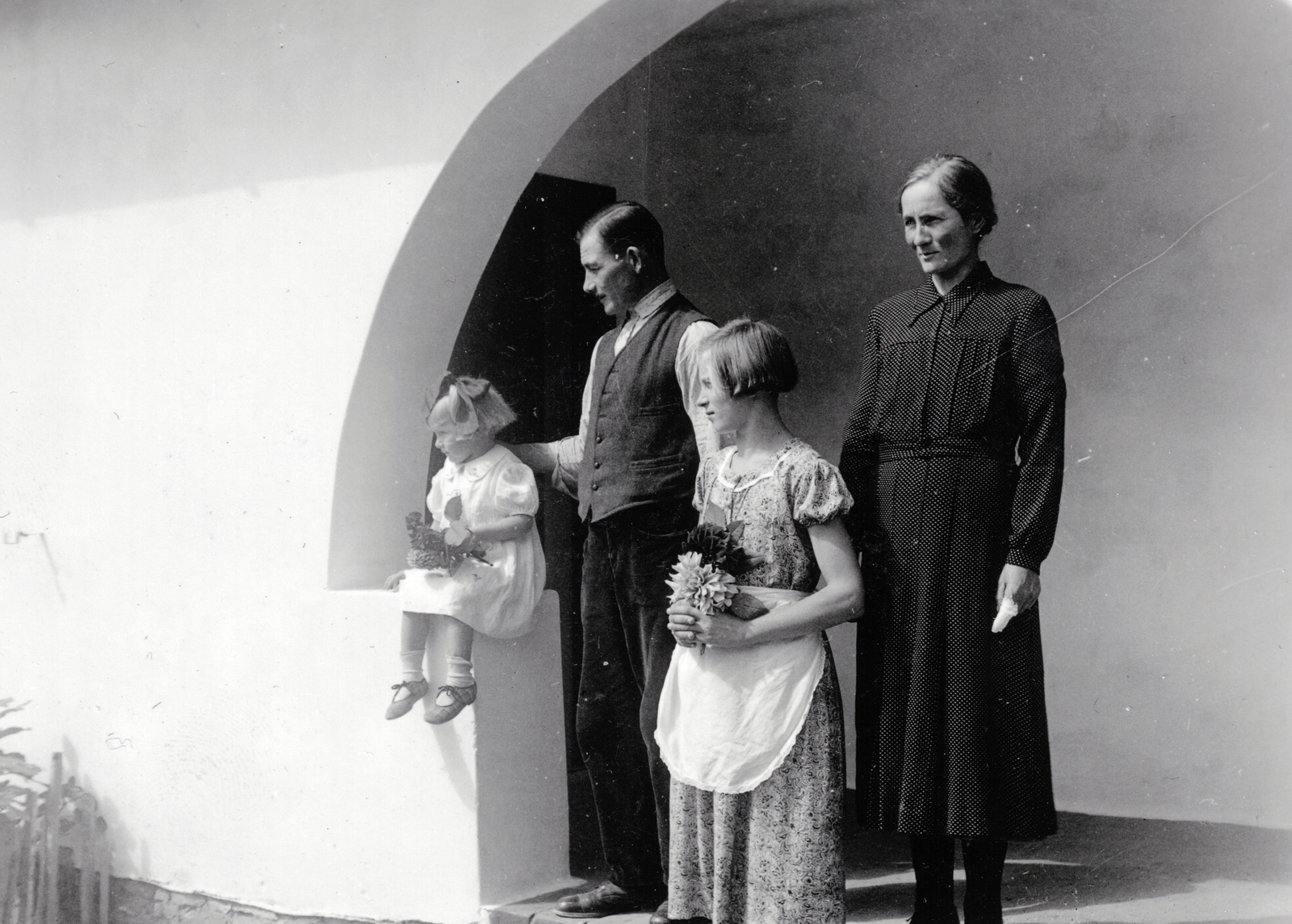 Magyarország, Pócsmegyer, Surány, Alsó-telep. A felvétel a család a lakóházának tornácán készült., 1938, Balogh Jánosné dr. Horváth Terézia, virágcsokor, Fortepan #209333