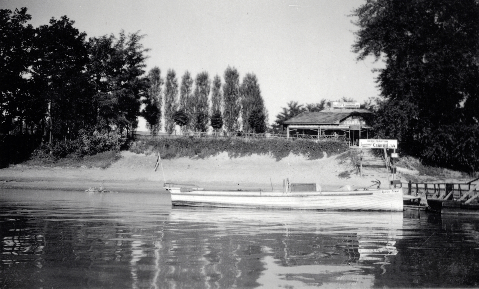 Hungary, Pócsmegyer, Surány, csónakkikötő a Surányi csárda előtt., 1938, Balogh Jánosné dr. Horváth Terézia, boat, Fortepan #209338