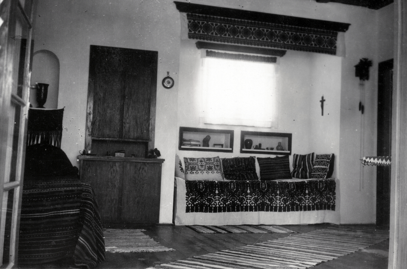 Hungary, Pócsmegyer, Surány, nyaraló hálófülkéje, népművészeti tárgyakkal berendezve., 1939, Balogh Jánosné dr. Horváth Terézia, crucifix, Fortepan #209351