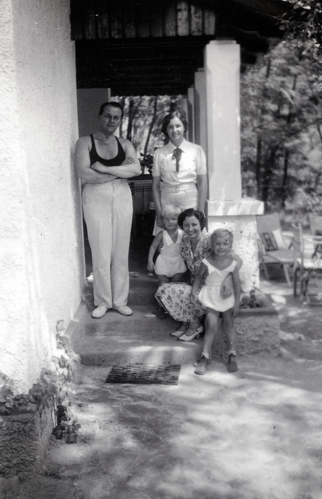 Magyarország, Pócsmegyer, Surány, a felvétel egy nyaraló tornácánál készült., 1939, Balogh Jánosné dr. Horváth Terézia, atlétatrikó, Fortepan #209353