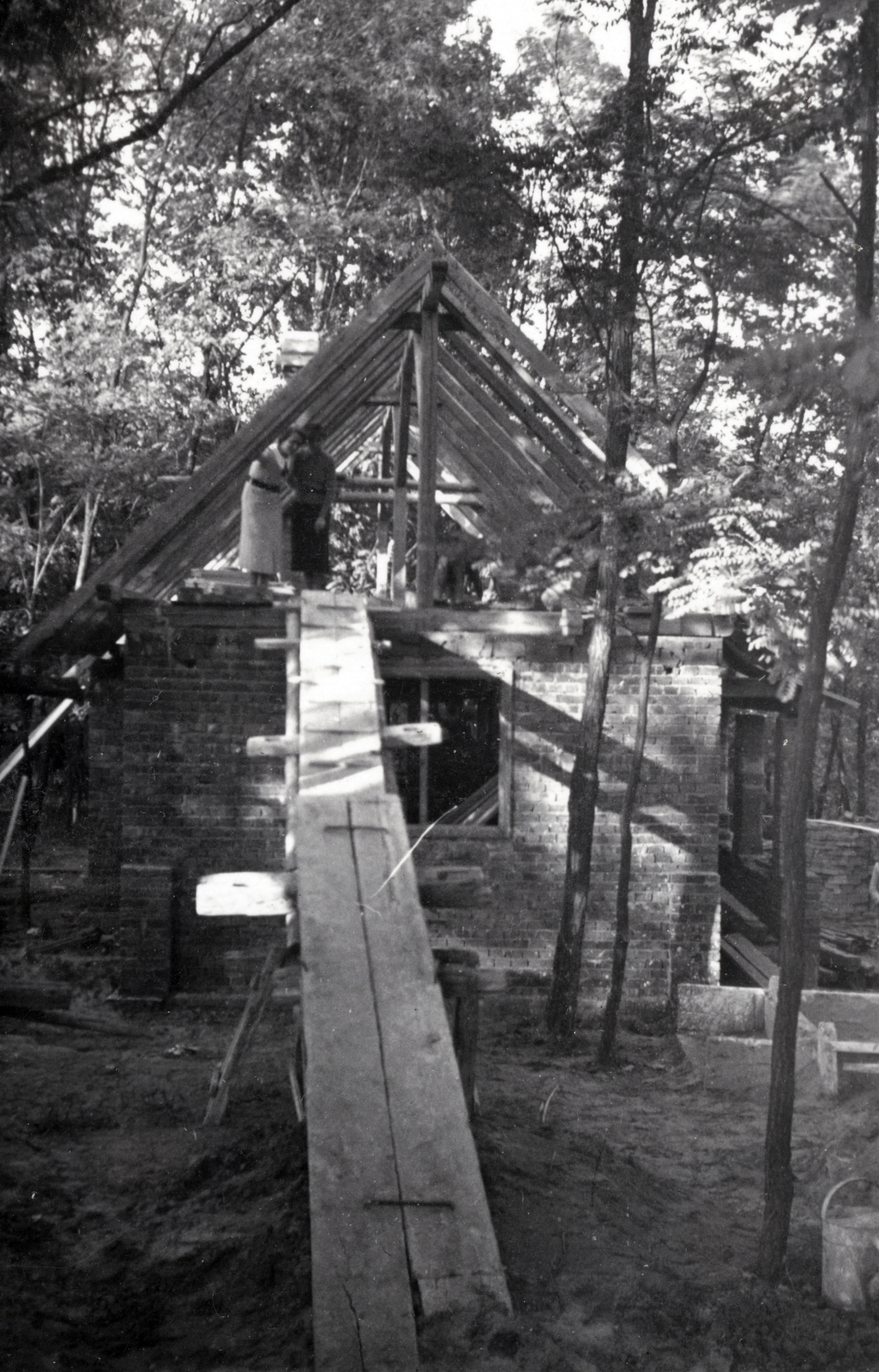 Magyarország, Pócsmegyer, Surány, a felvétel egy nyaraló építkezésén készült., 1937, Balogh Jánosné dr. Horváth Terézia, építkezés, palló, Fortepan #209371