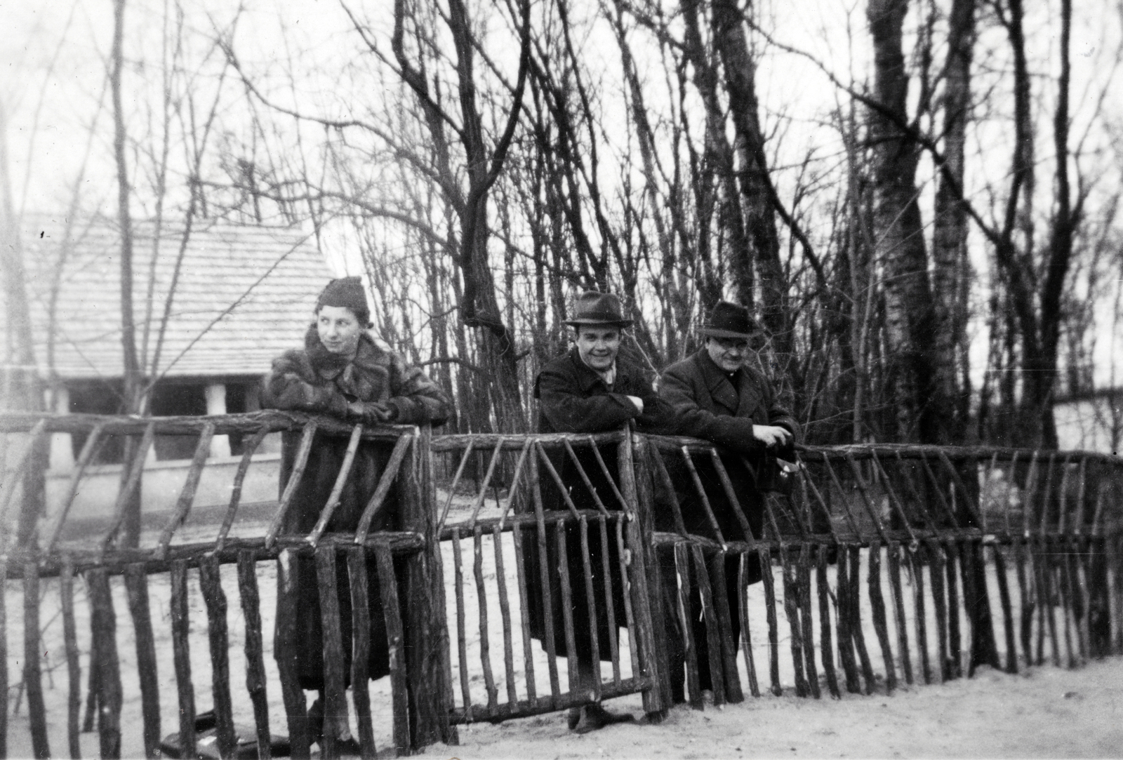 Hungary, Pócsmegyer, Surány, a felvétel egy nyaraló kerítésénél készült., 1937, Balogh Jánosné dr. Horváth Terézia, fence, fur coat, Fortepan #209376