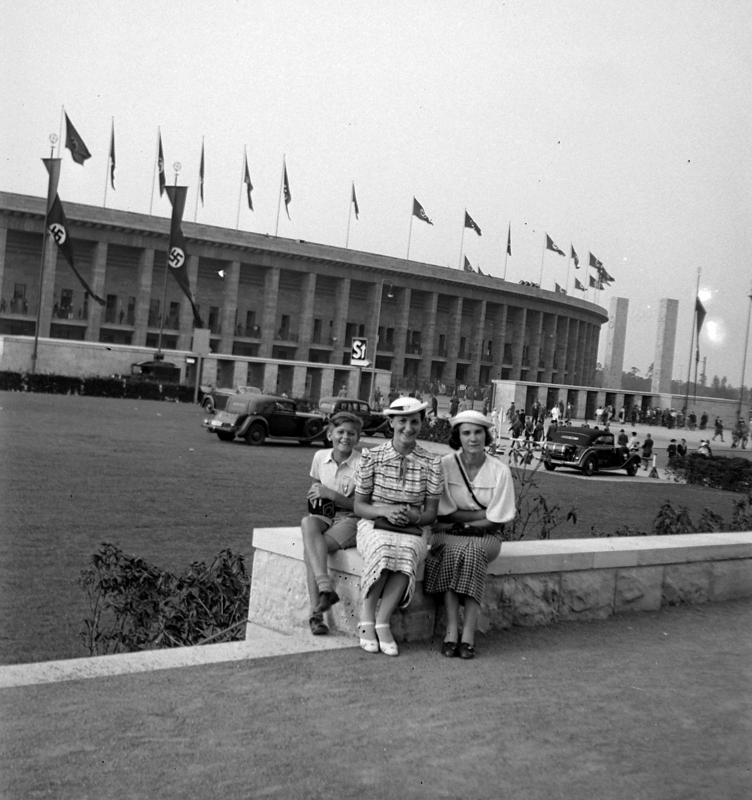 Germany, Berlin, Olimpiai stadion., 1938, Hegedűs Judit, flag, swastica, Berlin Olympics, automobile, stadium, Werner March-design, Fortepan #20939