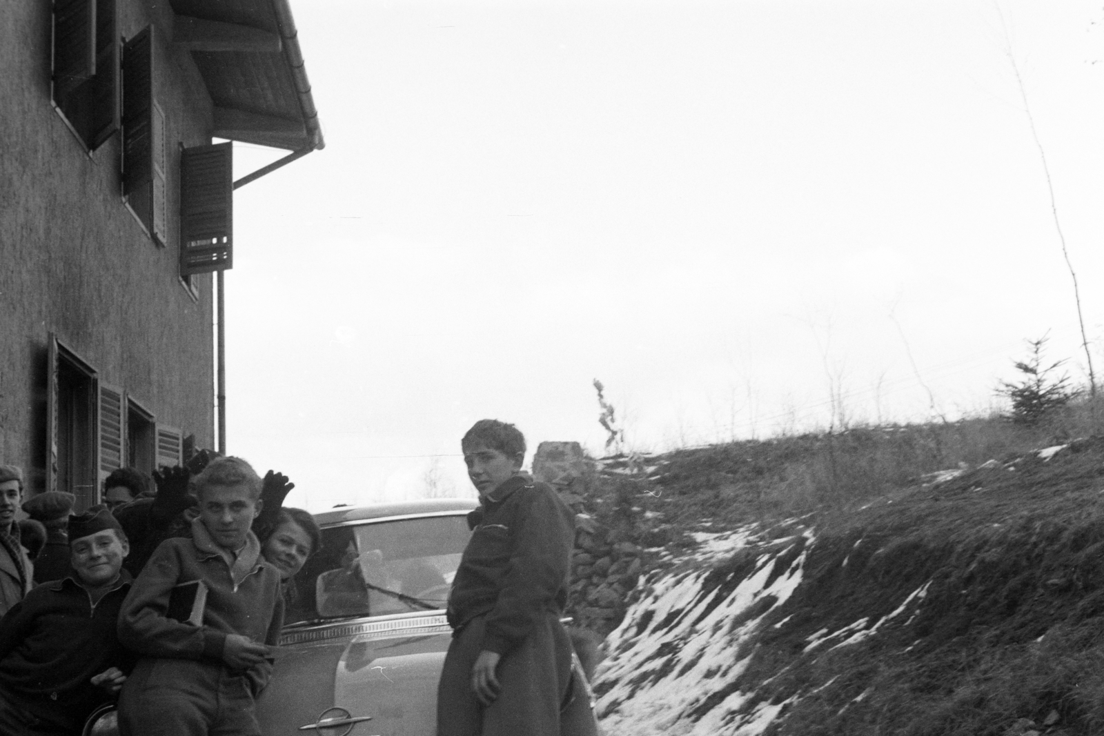 Hungary, Mátraháza, a felvétel a Vörösmarty turistaház mellett készült., 1958, Jezsuita Levéltár, Fortepan #209393
