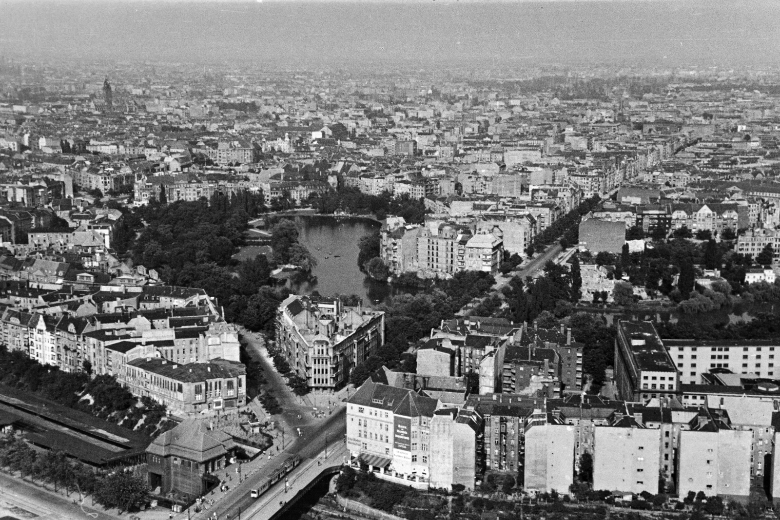 Németország, Berlin, Nyugat-Berlin, kilátás a Funkturm-ból: előtérben a Bahnhof Witzleben (később Bahnhof Berlin Messe Nord/ICC), középen a Lietzensee, átlósan a Neue Kantstrasse., 1950, Jezsuita Levéltár, Kiss Ulrich SJ, látkép, madártávlat, Nyugat-Berlin, Fortepan #209433