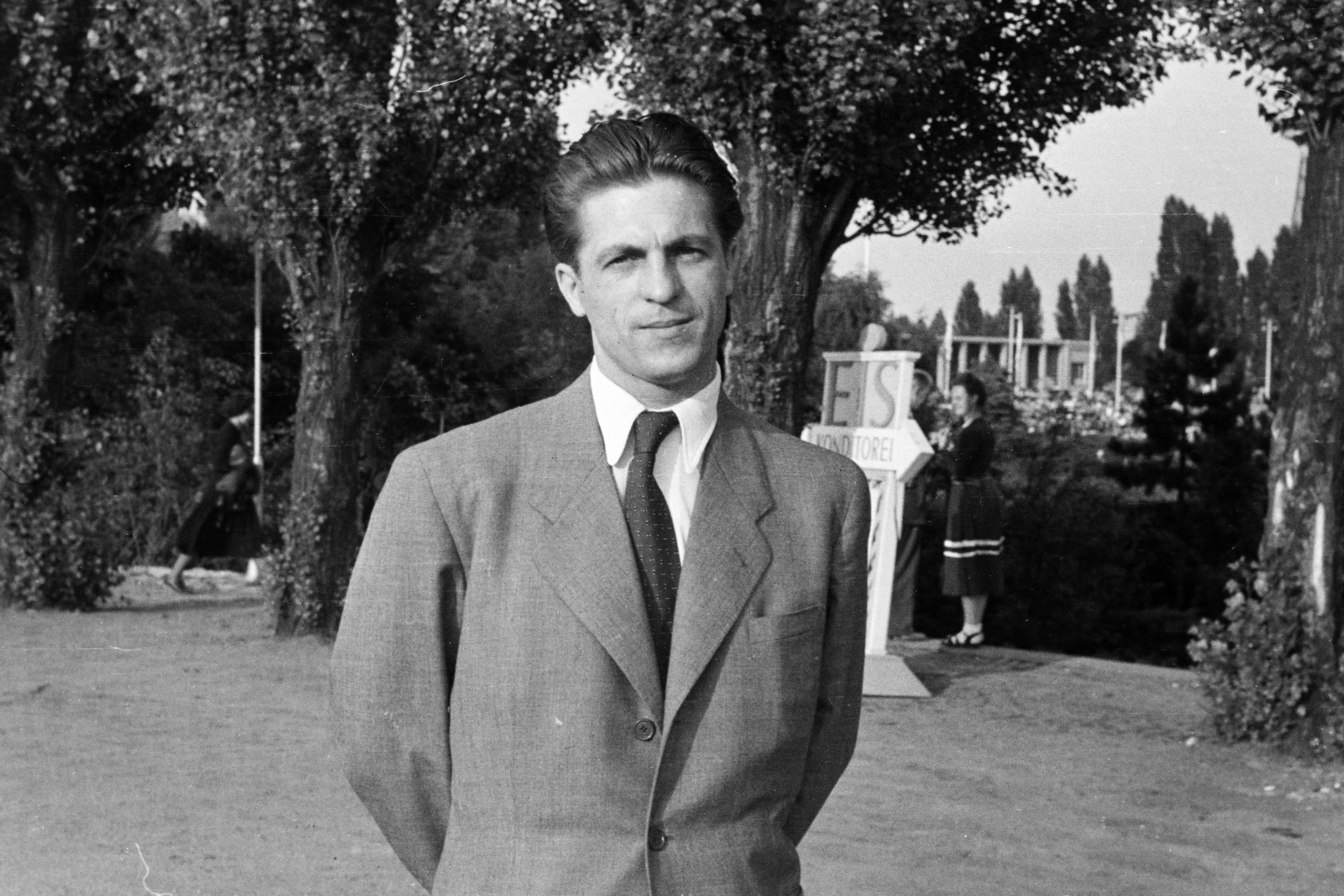 Germany, Berlin, Nyugat-Berlin, Sommergarten am Funkturm., 1950, Jezsuita Levéltár, hands behind the back, suit, gentleman, tie, West Berlin, Fortepan #209439