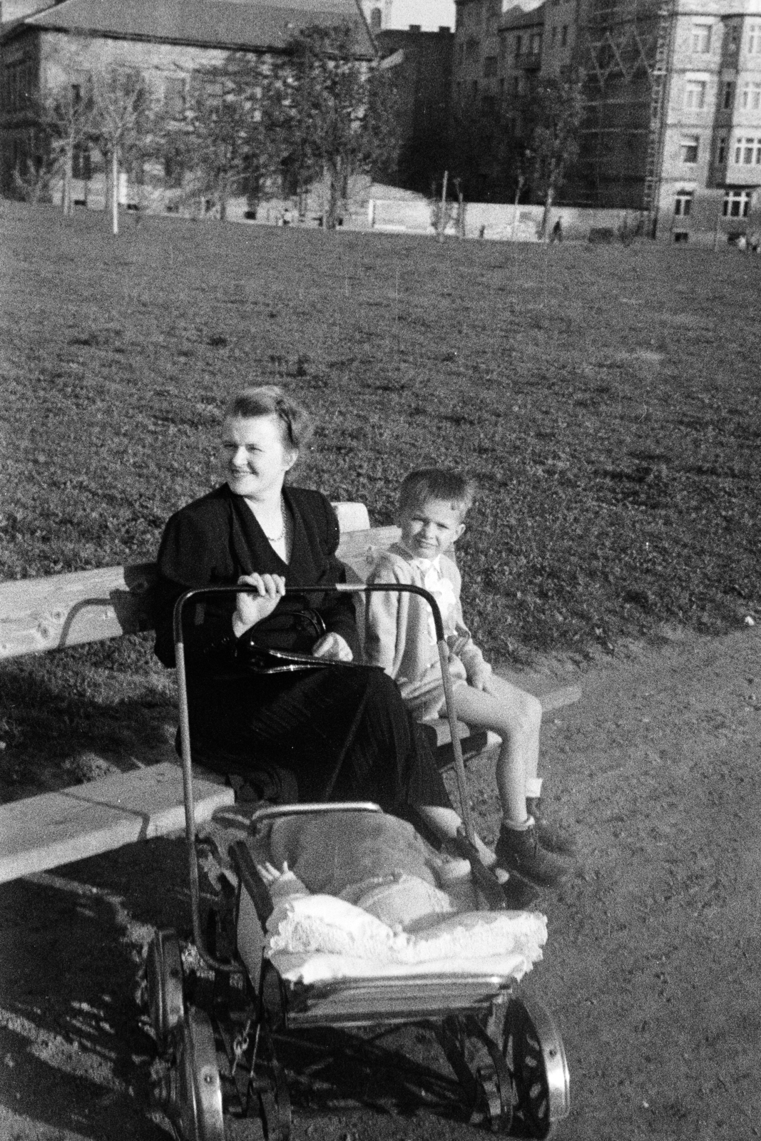 Magyarország, Budapest I., Vérmező, háttérben a Mikó utca Pauler utca és Krisztina körút közötti házsora.
, 1952, Jezsuita Levéltár, Kiss Ulrich SJ, Budapest, babakocsi, Fortepan #209468