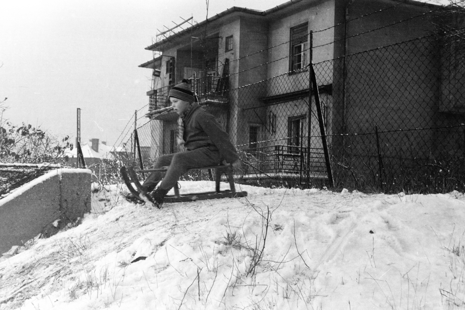 Hungary, Budapest, 1952, Jezsuita Levéltár, sledge, barb wire, kid, chain-link fence, slope, Fortepan #209472