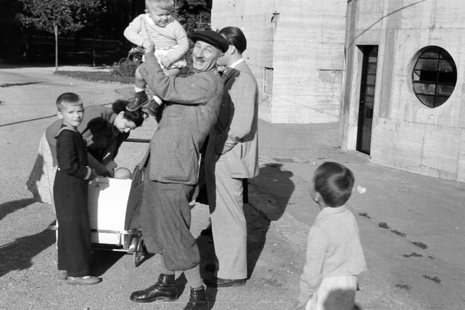 Hungary, Városmajor, Budapest XII., a felvétel a Jézus Szíve-templom előtt a szentélynél készült., 1950, Jezsuita Levéltár, Budapest, baby carriage, pride, Fortepan #209537