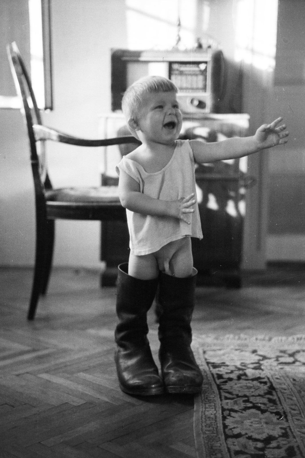 1950, Jezsuita Levéltár, kid, boots, nude figure, radio, arm chair, grotesque, Fortepan #209548