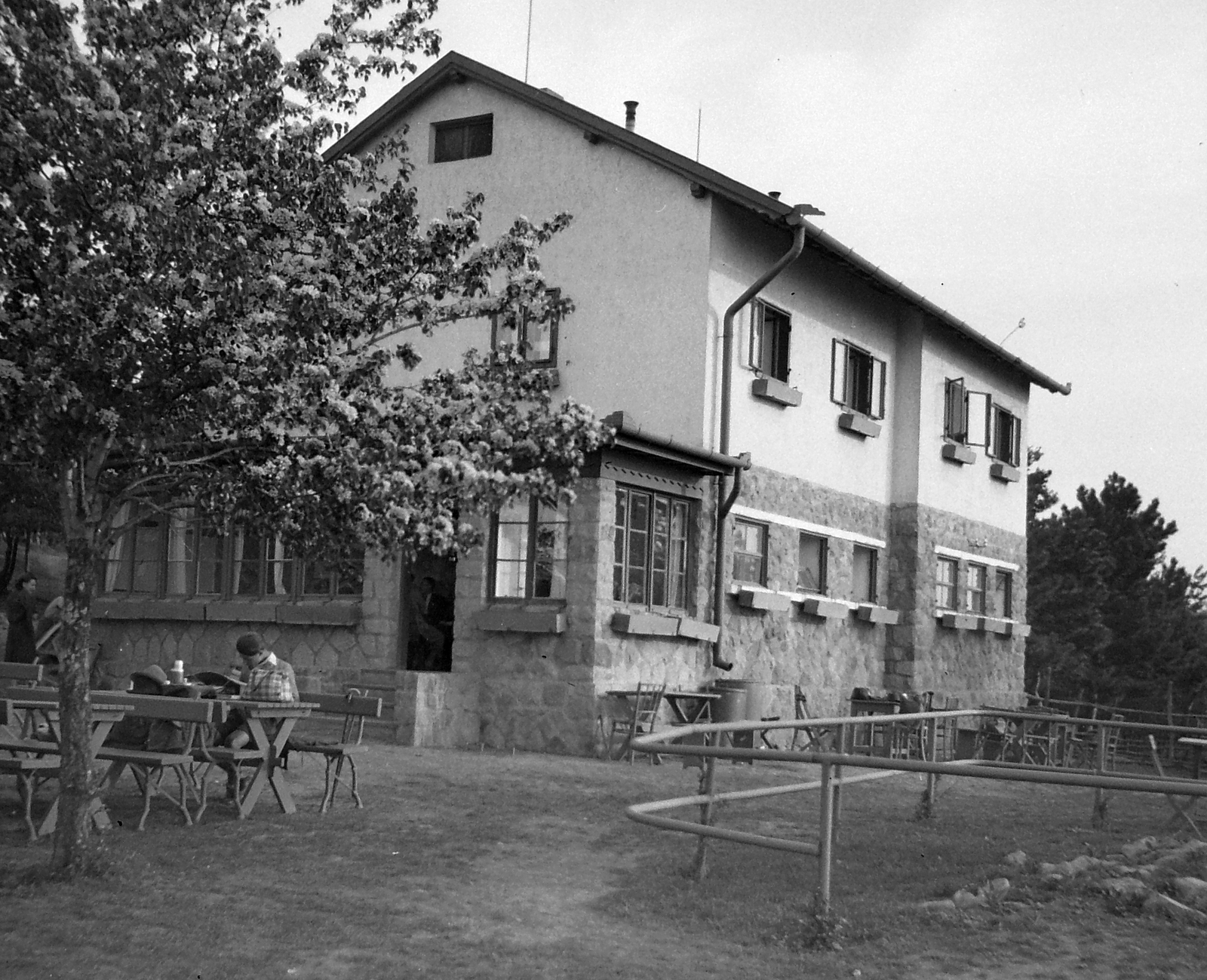 Magyarország, Szentendre, a Kő-hegyi Czibulka János menedékház, a Visegrádi hegység déli részén., 1941, Hegedűs Judit, kalap, hátizsák, turistaház, kerti bútor, termosz, Fortepan #20955