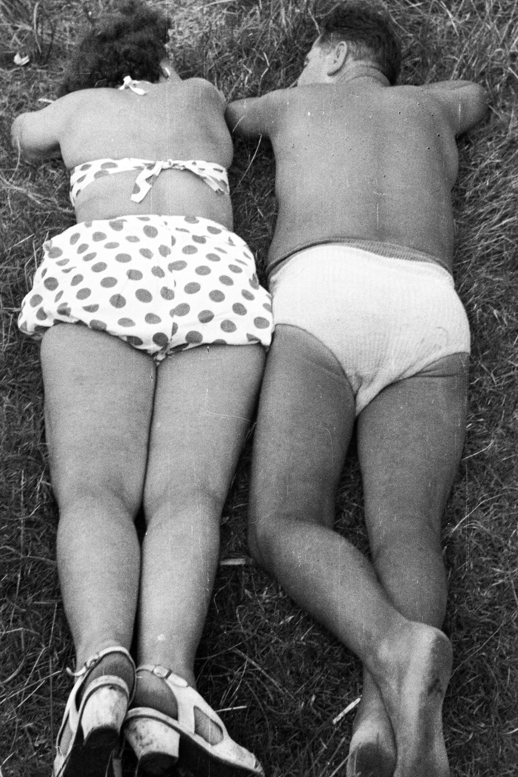 1949, Jezsuita Levéltár, Kiss Ulrich SJ, napozás, pöttyös ruha, háttal, bikini, szandál, Fortepan #209568