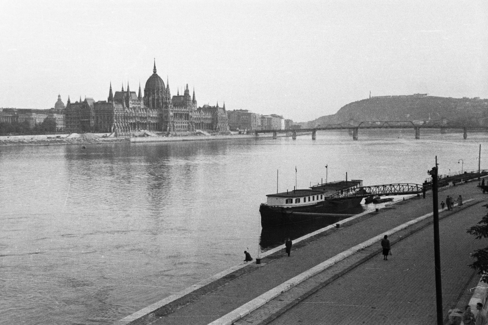 Magyarország, Budapest II.,Budapest V., kilátás a Margit híd budai hídfőjétől, szemben a Parlament és a Kossuth híd, jobbra távolabb a Gellért-hegy., 1952, Jezsuita Levéltár, Kiss Ulrich SJ, Kossuth híd, Budapest, Fortepan #209572
