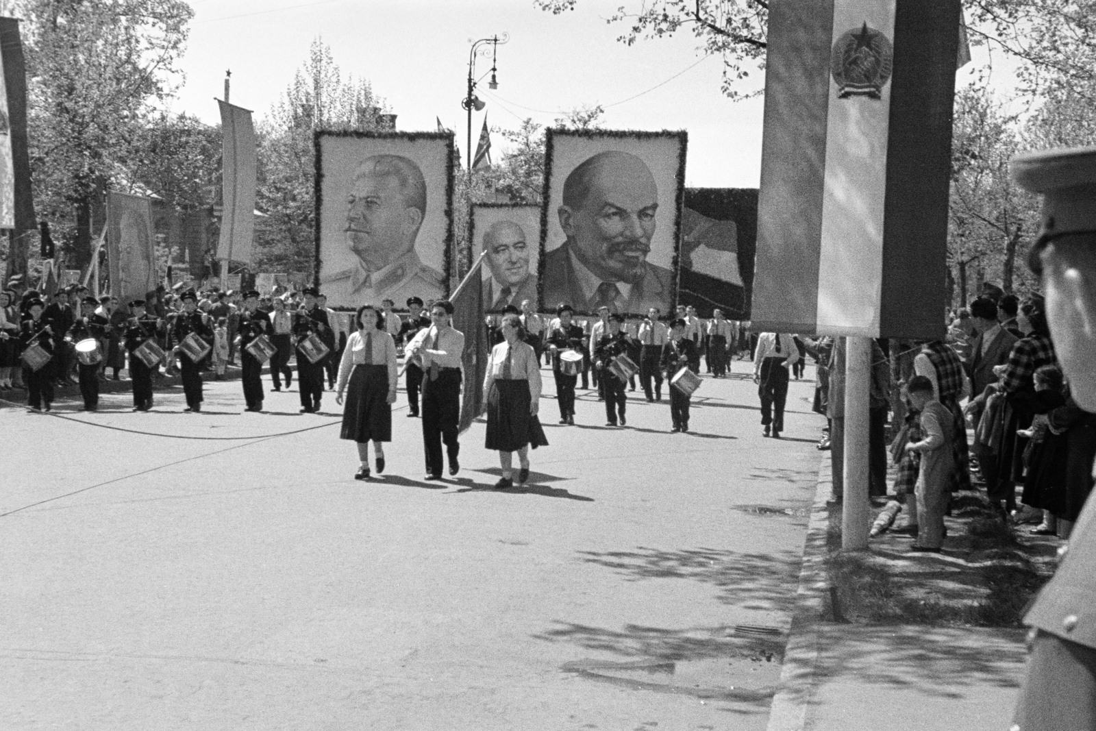 Hungary, Budapest VI., az Andrássy (Sztálin) út a Hősök tere felől, május 1-i felvonulás., 1951, Jezsuita Levéltár, flag, Lenin-portrayal, drum, Mátyás Rákosi-portrayal, Joseph Stalin portrayal, Budapest, crest, pioneer, Fortepan #209609