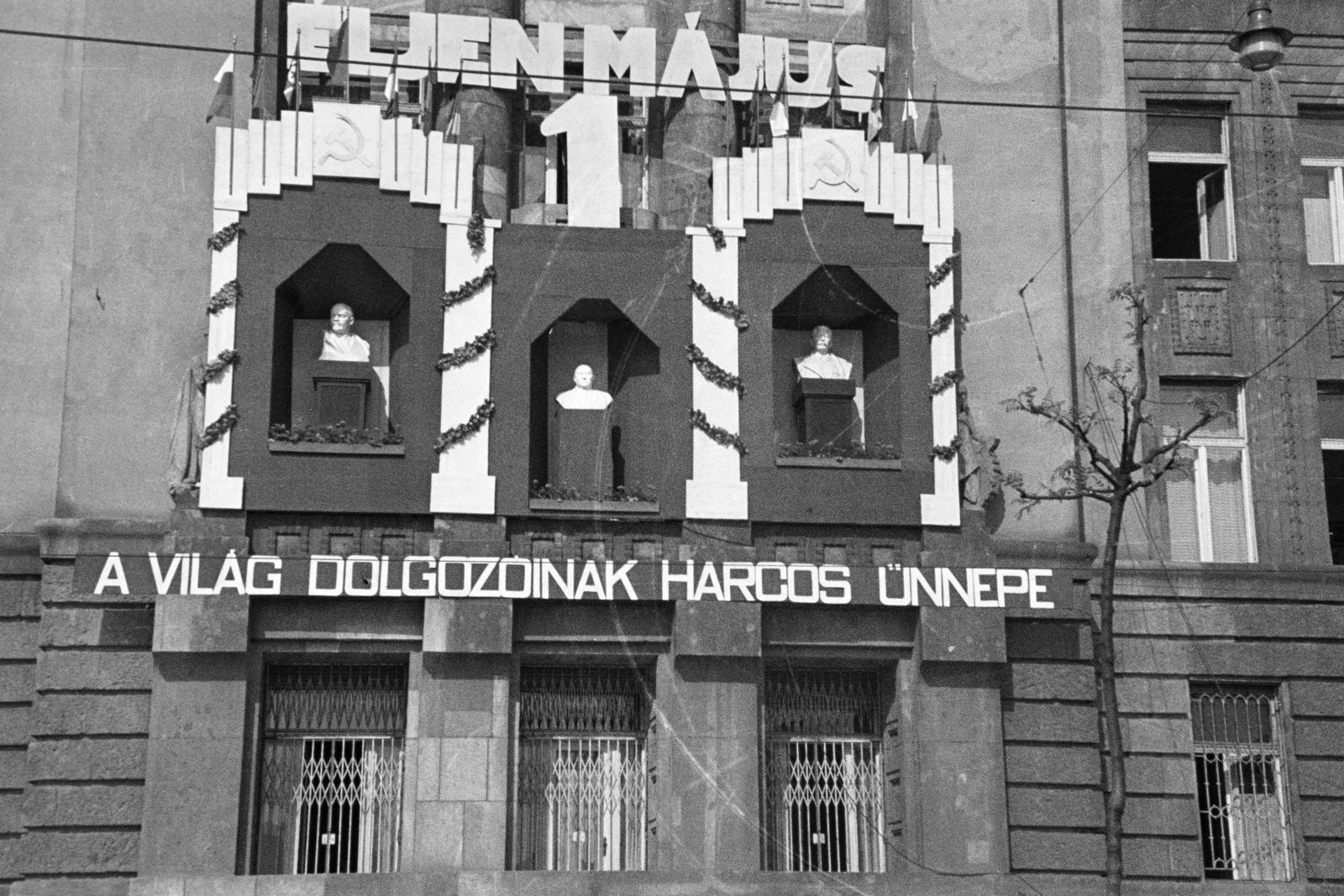 Magyarország, Budapest II., Bem rakpart 47., Külügyminisztérium., 1952, Jezsuita Levéltár, Kiss Ulrich SJ, Budapest, Lenin-ábrázolás, Rákosi Mátyás-ábrázolás, Sztálin ábrázolás, ablakrács, mellszobor, transzparens, május 1, jelmondat, szoborfülke, Fortepan #209616