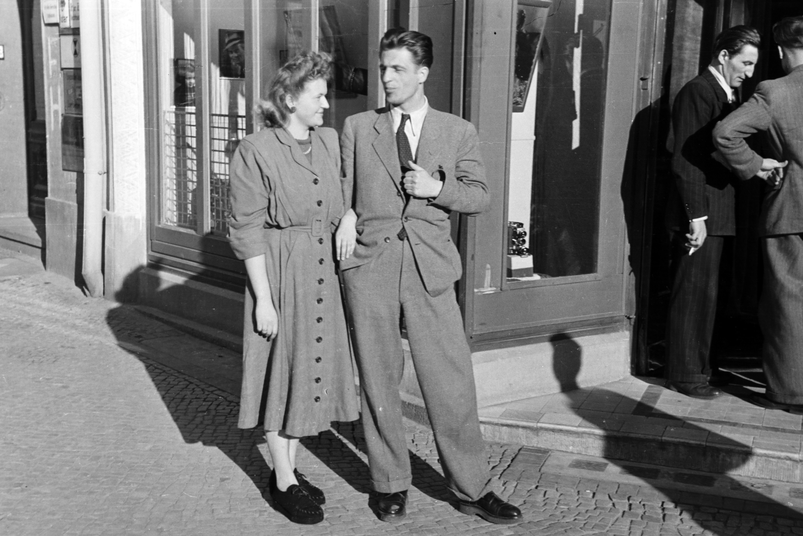 1951, Jezsuita Levéltár, camera store, gentleman, lady, Fortepan #209652