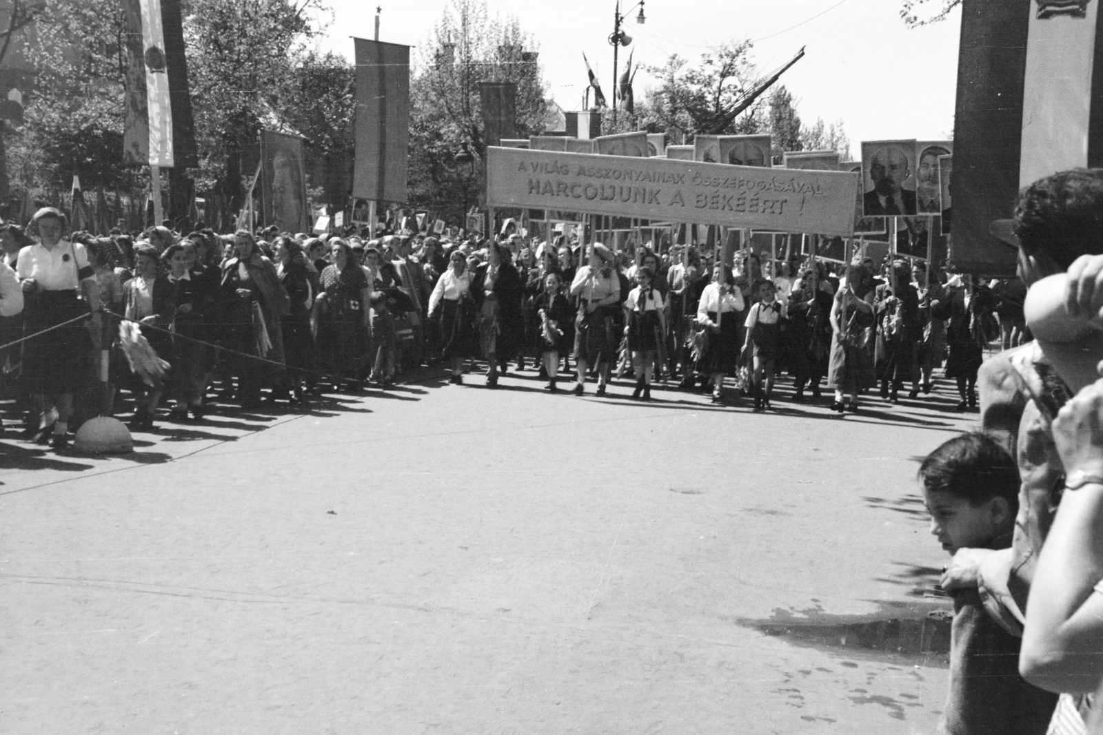 Magyarország, Budapest VI., az Andrássy (Sztálin) út a Hősök tere felől, május 1-i felvonulás., 1951, Jezsuita Levéltár, Kiss Ulrich SJ, Budapest, felvonulás, május 1, transzparens, Fortepan #209683