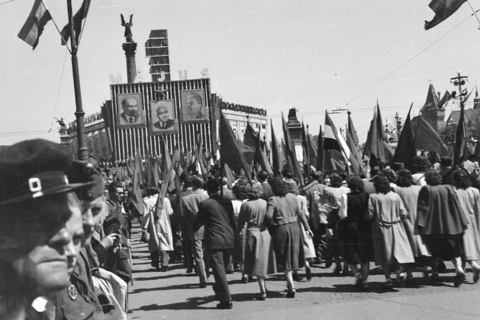 Hungary, Budapest XIV., Hősök tere, május 1-i felvonulás. Balra a dísztribün, jobbra a háttérben a Vajdahunyad vára., 1951, Jezsuita Levéltár, Budapest, flag, march, Joseph Stalin portrayal, Lenin-portrayal, Mátyás Rákosi-portrayal, Fortepan #209687