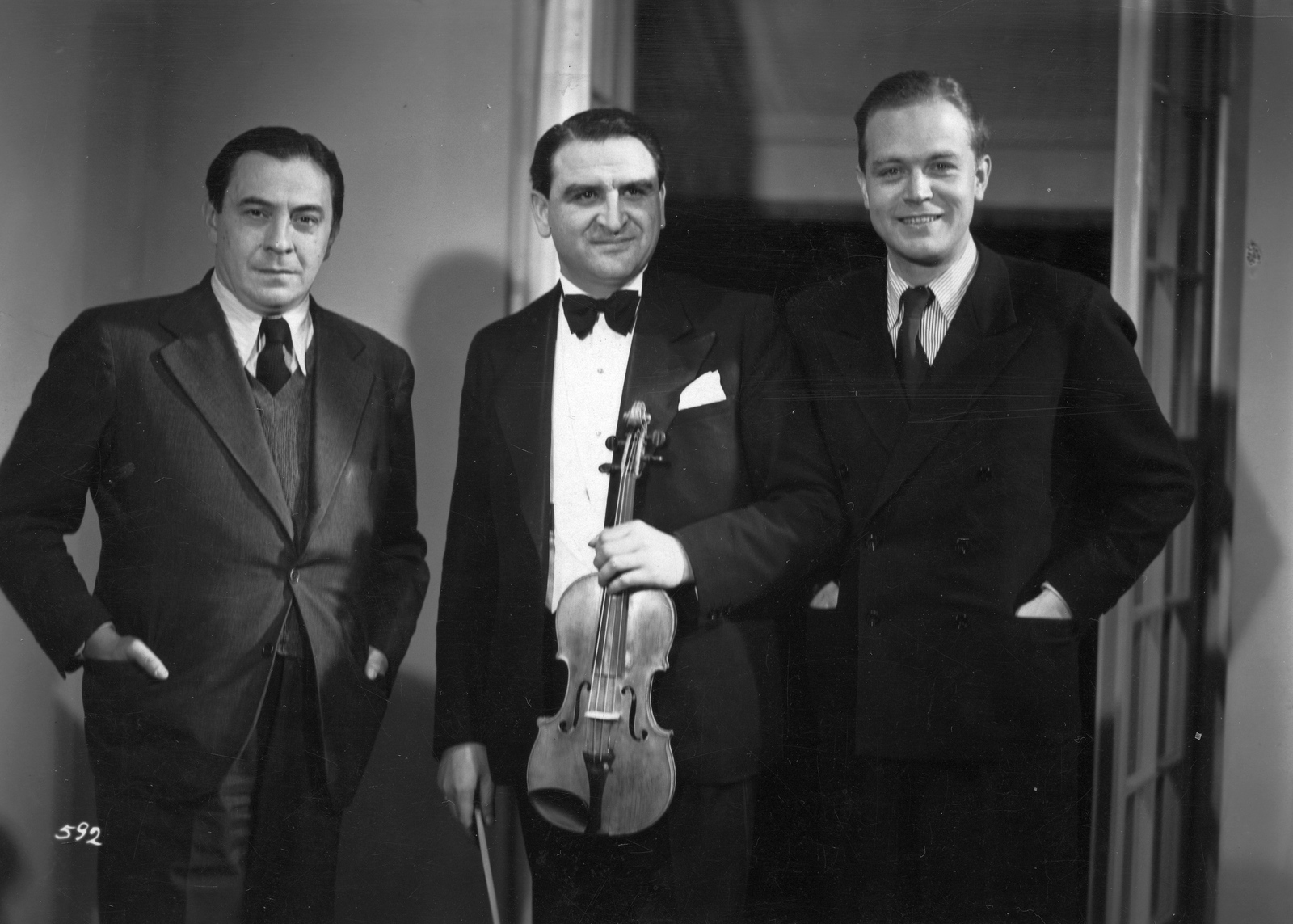 Germany, Berlin, Bolváry Géza rendező, laki Farkas Jenő cigányprímás és Gustav Fröhlich színész a Stradivári c. film forgatásán, 1938, Farkas Jenő, filming, celebrity, violin, actor, Fortepan #20969