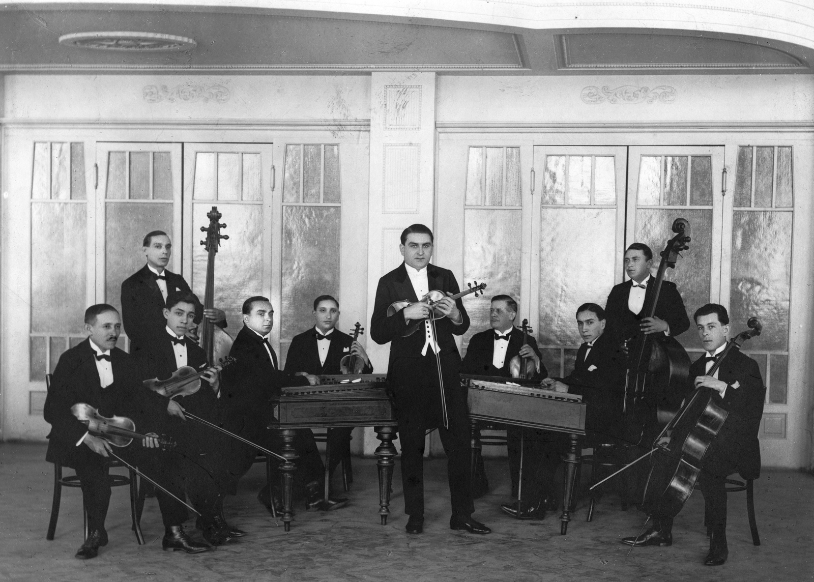 Hungary, Szombathely, Mártírok tere 4., Kovács (később Savaria) Szálló, a kávéházban laki Farkas Jenő cigányprímás és zenekara., 1928, Farkas Jenő, band, Fortepan #20972