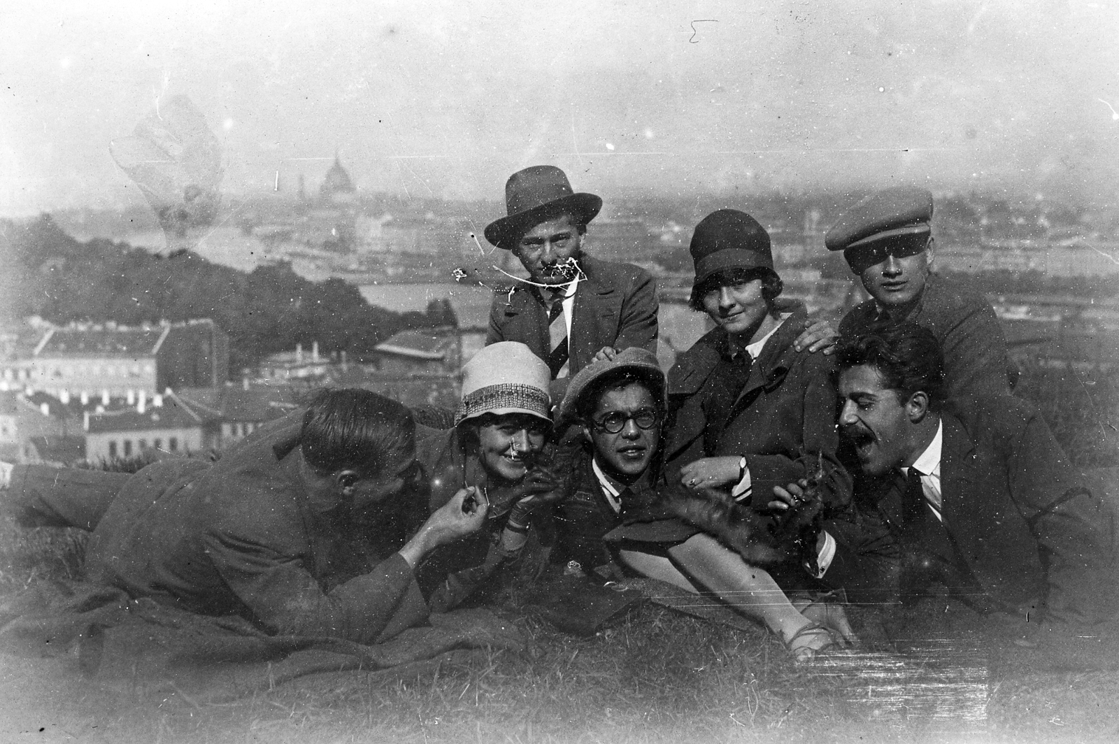 Hungary, Budapest I., háttérben az Országház látszik., 1927, Kurutz Márton, hat, excursion, tableau, glasses, Budapest, Fortepan #20977