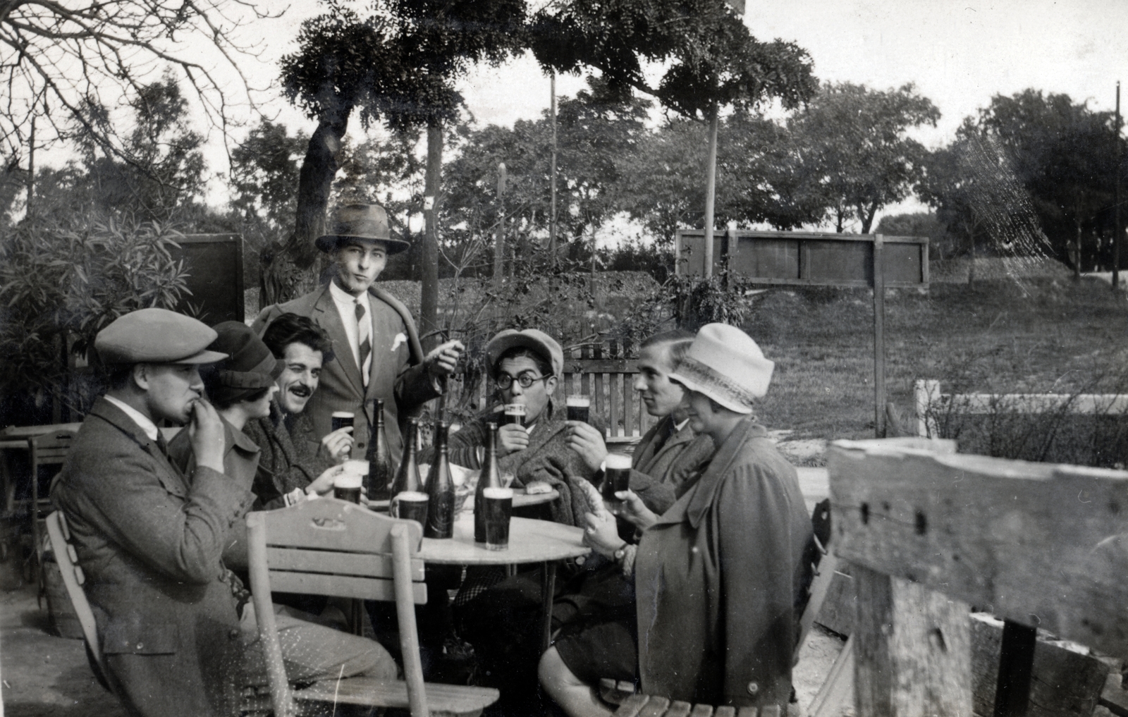 Magyarország, Gellérthegy, Budapest XI., Gellérthegyi nagyvendéglő., 1927, Kurutz Márton, szabadidő, kalap, nyakkendő, csoportkép, nők, férfiak, szemüveg, kerthelyiség, italozás, sörözés, Budapest, asztaltársaság, Fortepan #20979