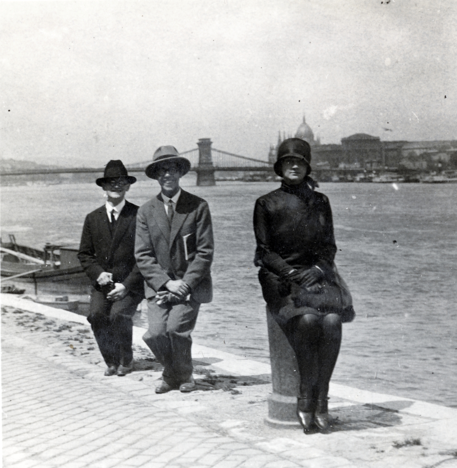 Magyarország, Budapest I., budai alsó rakpart háttérben a Széchenyi Lánchíd., 1928, Kurutz Márton, divat, országház, Duna, Budapest, függőhíd, William Tierney Clark-terv, Fortepan #20982