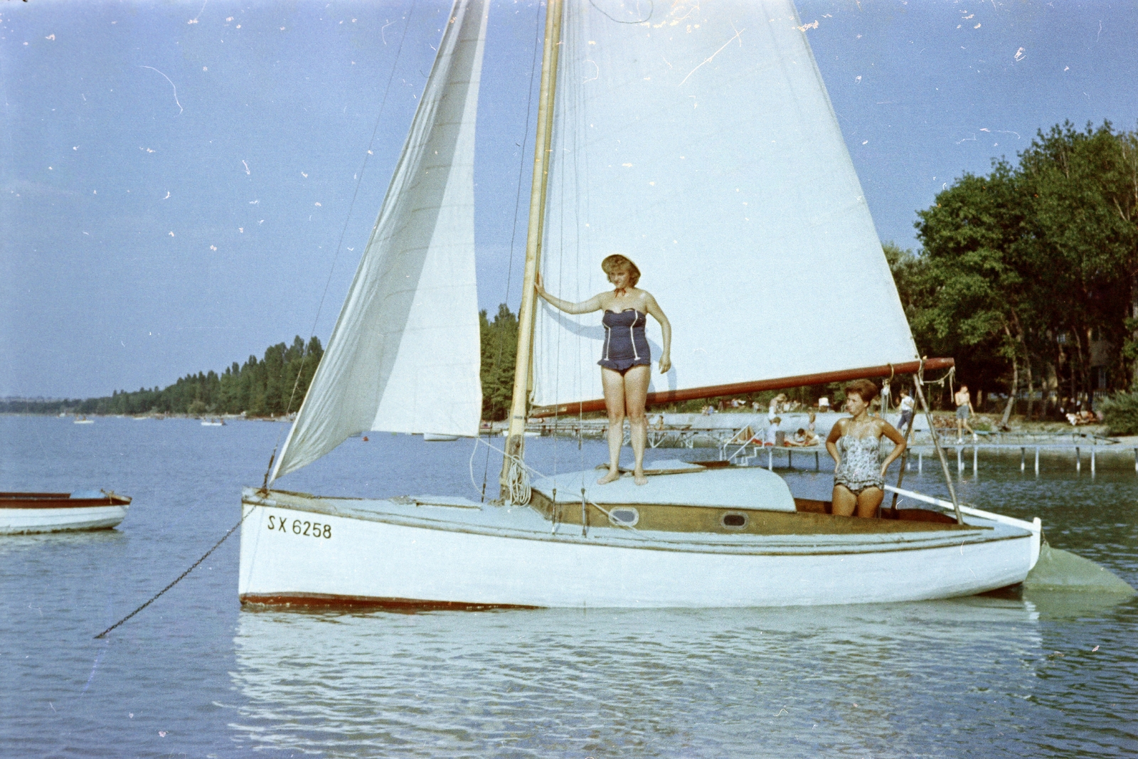 Hungary,Lake Balaton, 15-ös túrajolle., 1958, Belházy Miklós, sailboat, dinghy, colorful, Fortepan #209876