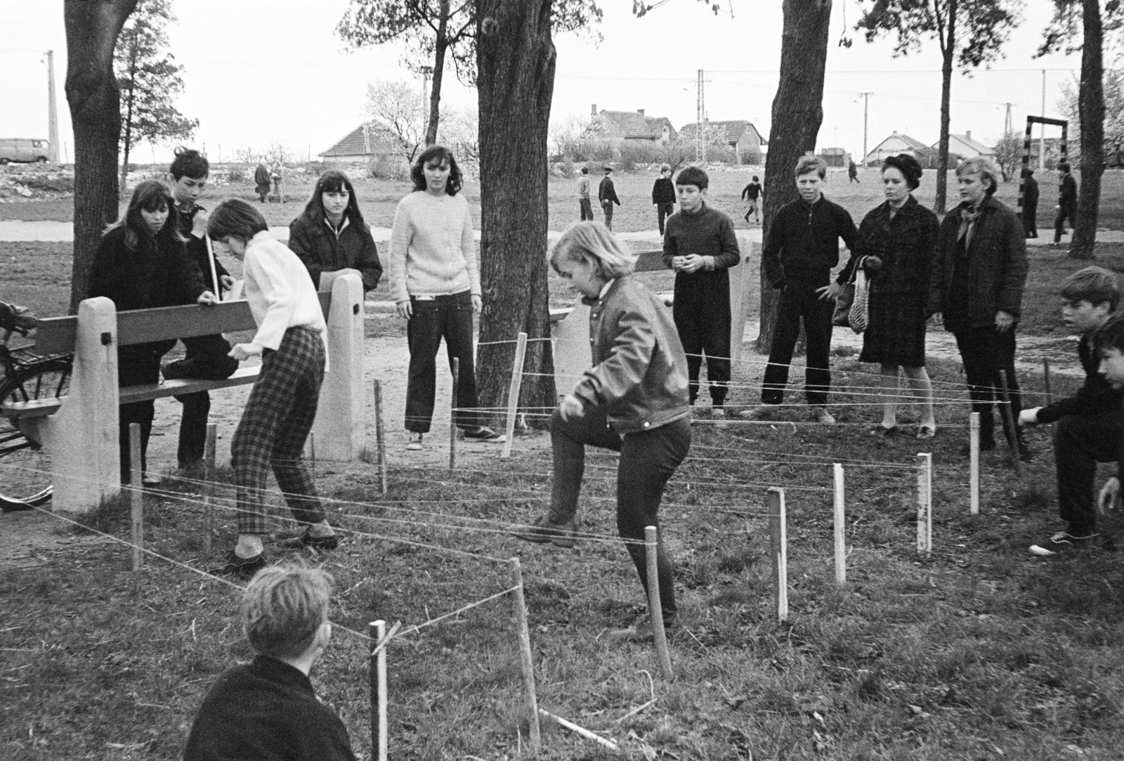 Magyarország, Budapest XXII., ezen a területen ma az Arany János utcai lakótelep található. Iskolások akadályversenye., 1970, Belházy Miklós, Budapest, akadály, Fortepan #209887