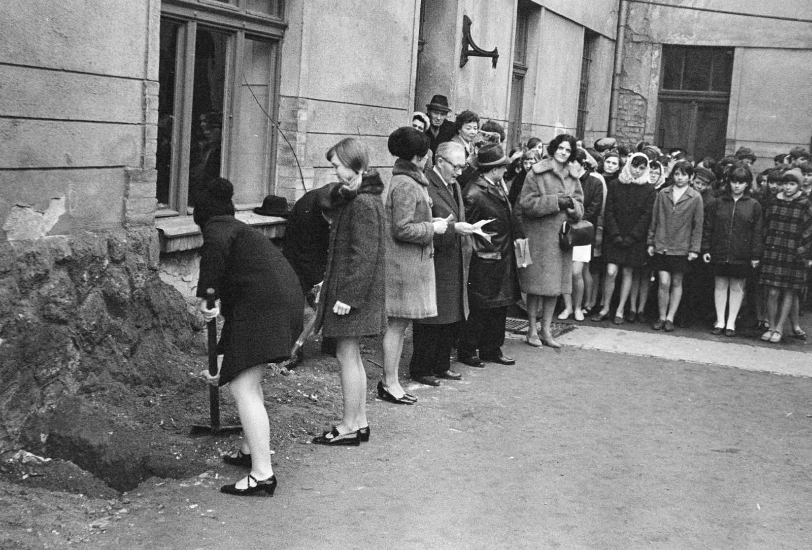 Hungary, Budapest XXII., Árpád utca 2., az általános iskola (később Árpád Utcai Német Nemzetiségi Nyelvoktató Általános Iskola) udvara., 1970, Belházy Miklós, Budapest, Fortepan #209889