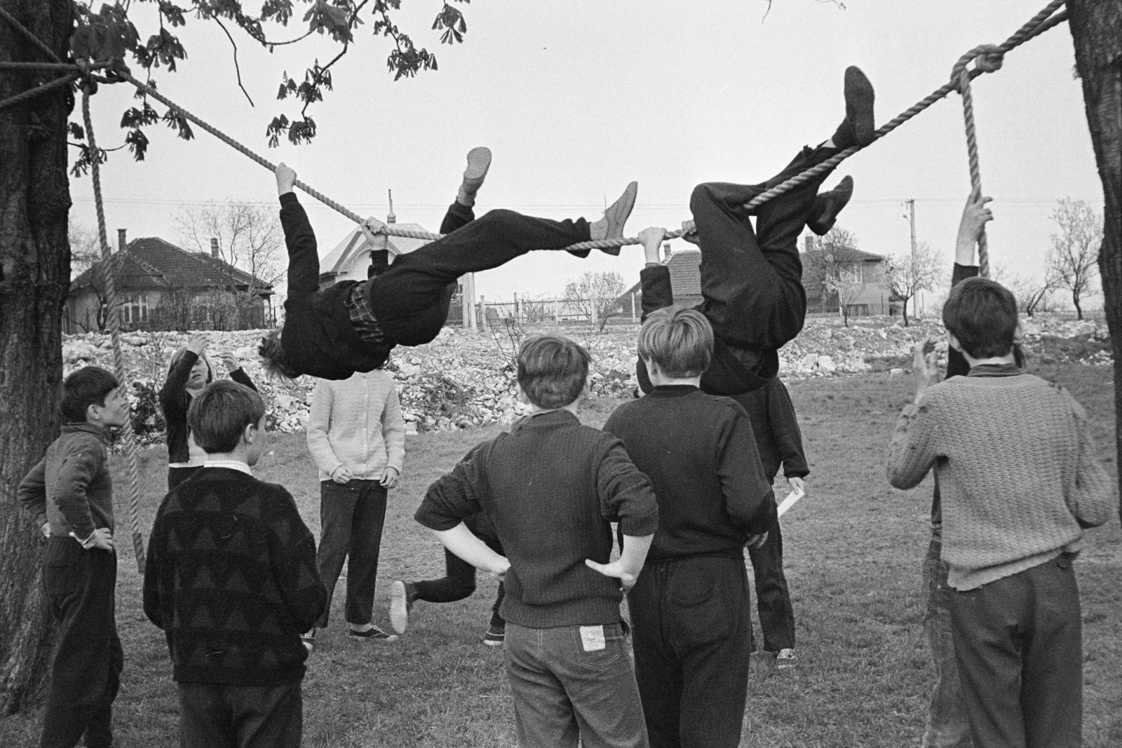 Magyarország, Budapest XXII., ezen a területen ma az Arany János utcai lakótelep található. Iskolások akadályversenye., 1970, Belházy Miklós, Budapest, kötélmászás, Fortepan #209891