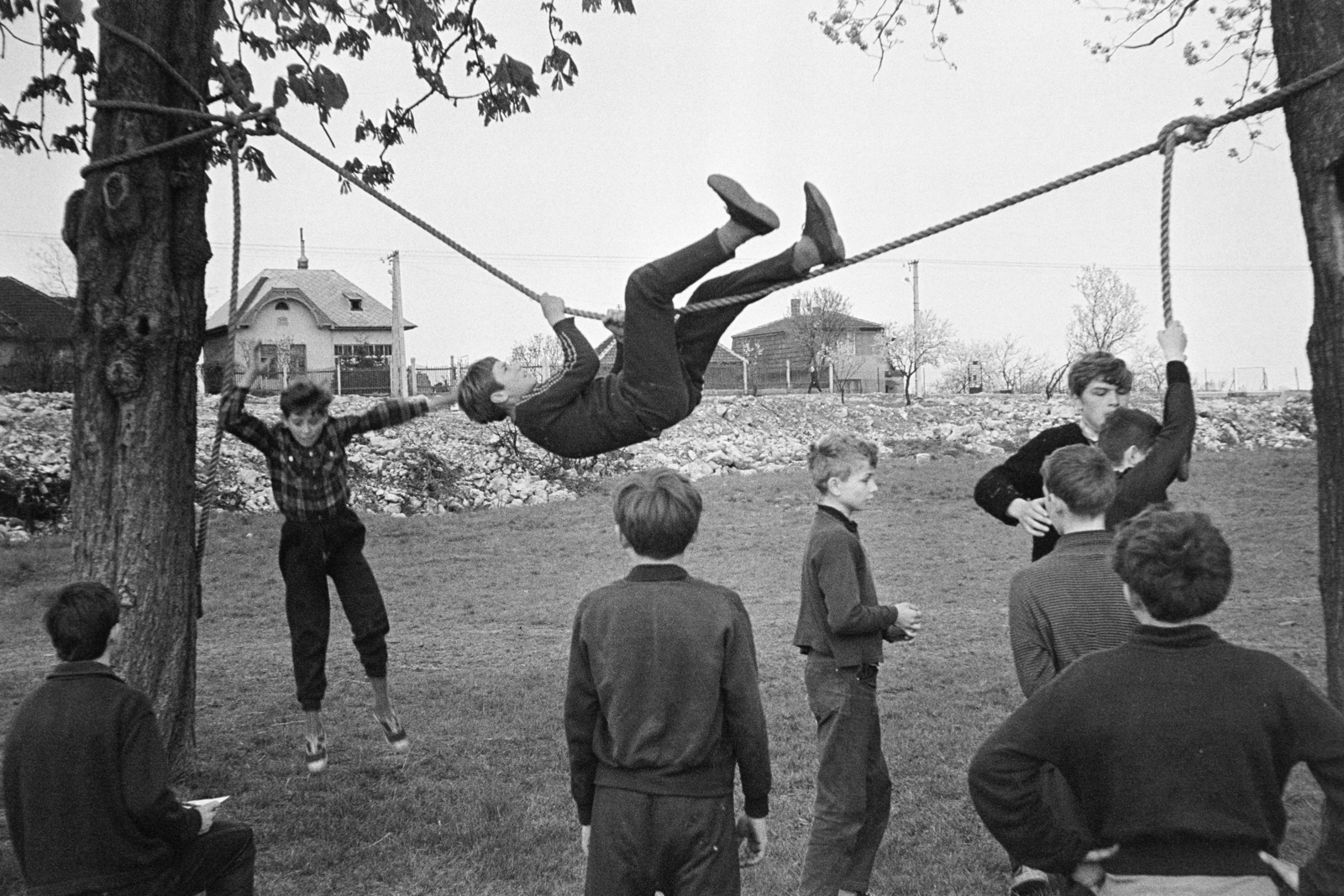 Hungary, Budapest XXII., ezen a területen ma az Arany János utcai lakótelep található. Iskolások akadályversenye., 1970, Belházy Miklós, Budapest, rope climbing, Fortepan #209895