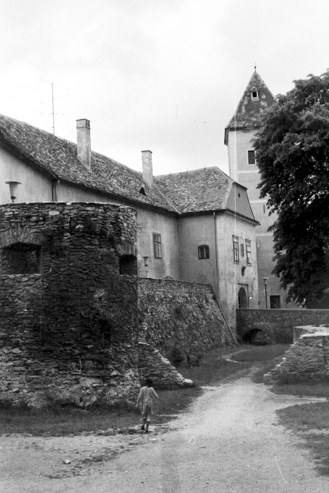 Magyarország, Kőszeg, Jurisics-vár, balra a délkeleti bástya, szemben a várárok, a belső vár hidja, kapuja és tornya., 1972, Belházy Miklós, bástya, Fortepan #209918