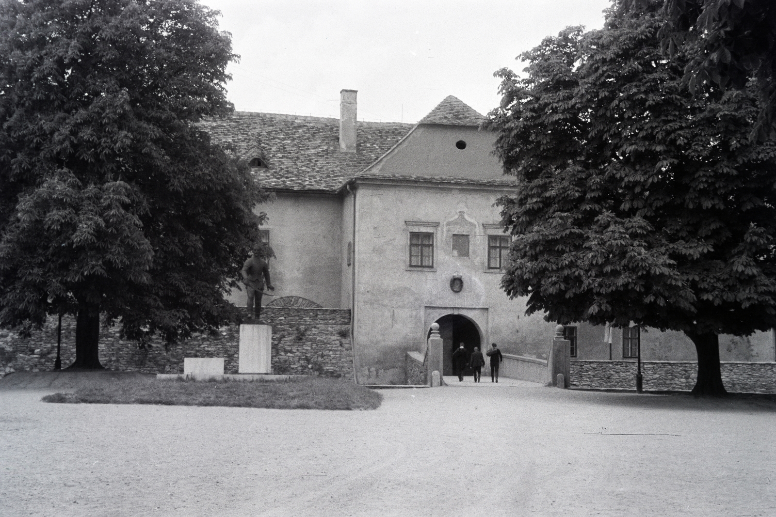 Hungary, Kőszeg, a Jurisics-vár előudvara, Jurisics Miklós szobra (Mikus Sándor, 1963.)., 1972, Belházy Miklós, Fortepan #209919