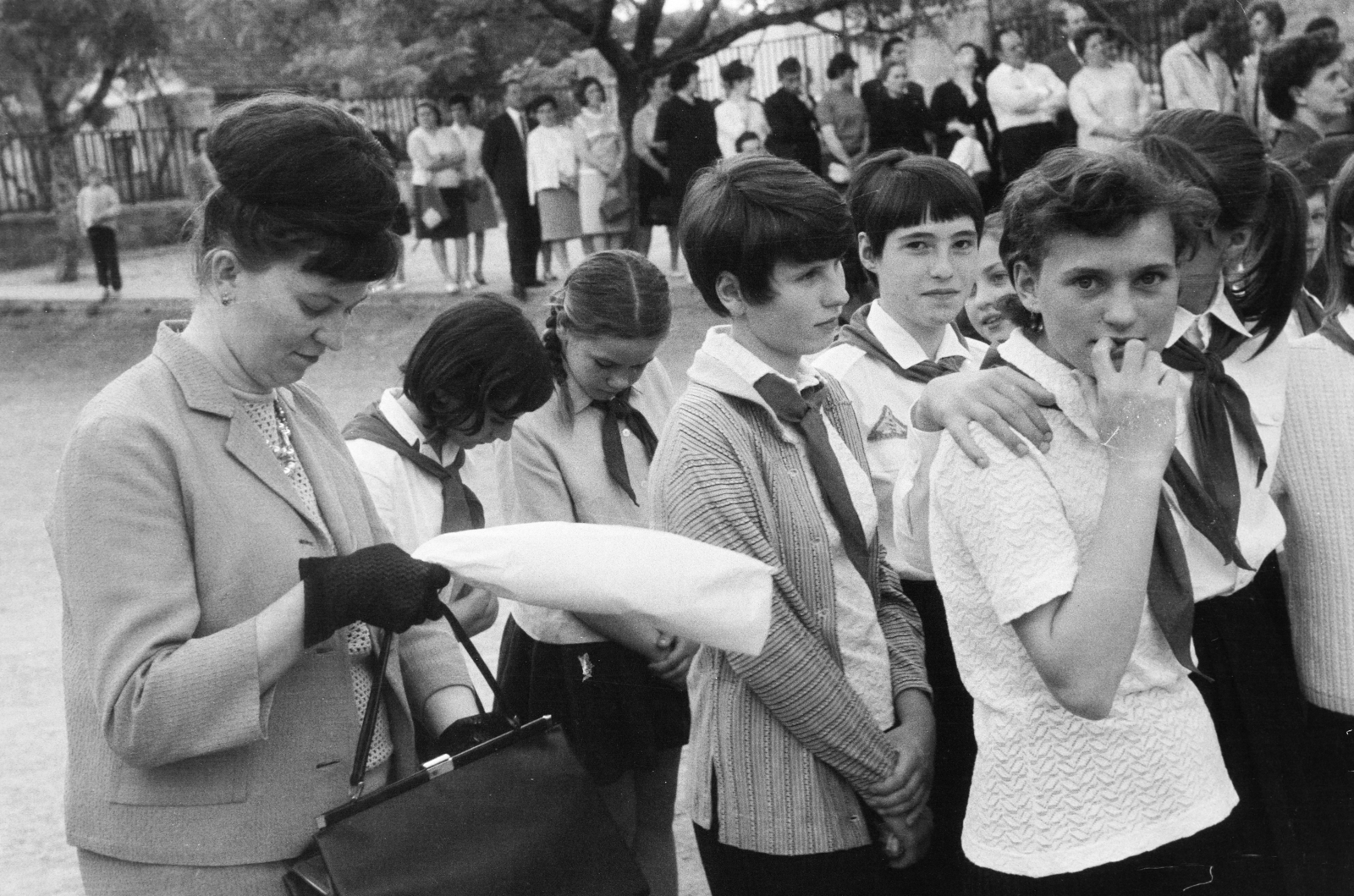 Hungary, Budapest XXII., Árpád utca 2., az általános iskola (később Árpád Utcai Német Nemzetiségi Nyelvoktató Általános Iskola) udvara., 1972, Belházy Miklós, tie, pioneer, Budapest, Fortepan #209923