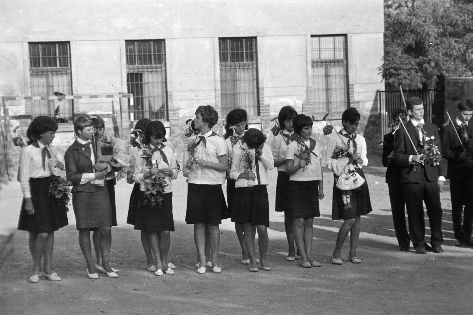 Hungary, Budapest XXII., Árpád utca 2., az általános iskola (később Árpád Utcai Német Nemzetiségi Nyelvoktató Általános Iskola) udvara., 1965, Belházy Miklós, Budapest, pioneer, bouquet, graduation, Fortepan #209932