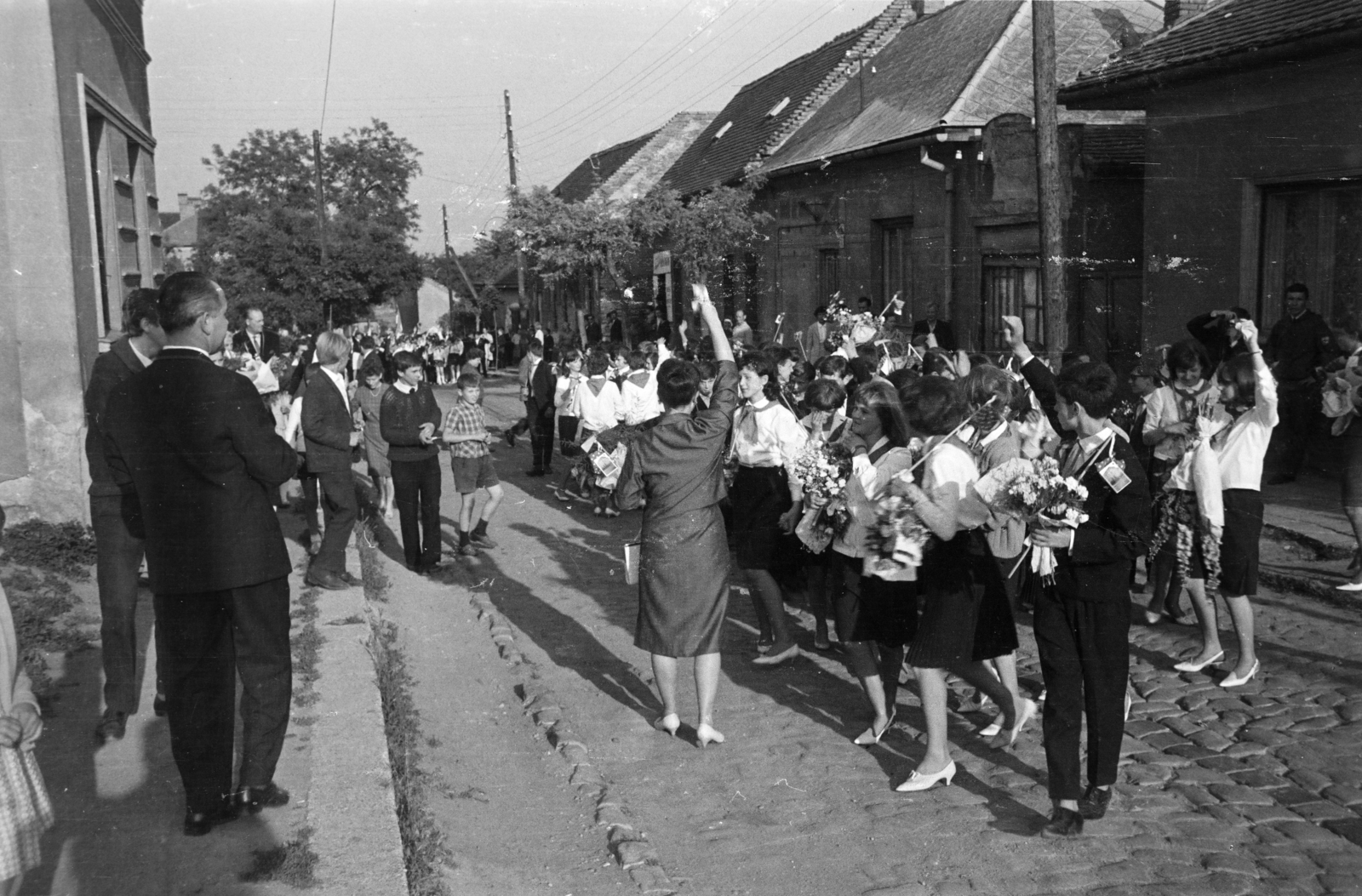 Magyarország, Budapest XXII., Árpád utca, az Árpád utcai általános iskola (később Árpád Utcai Német Nemzetiségi Nyelvoktató Általános Iskola) ballagó tanulói., 1965, Belházy Miklós, Budapest, ballagás, Fortepan #209934