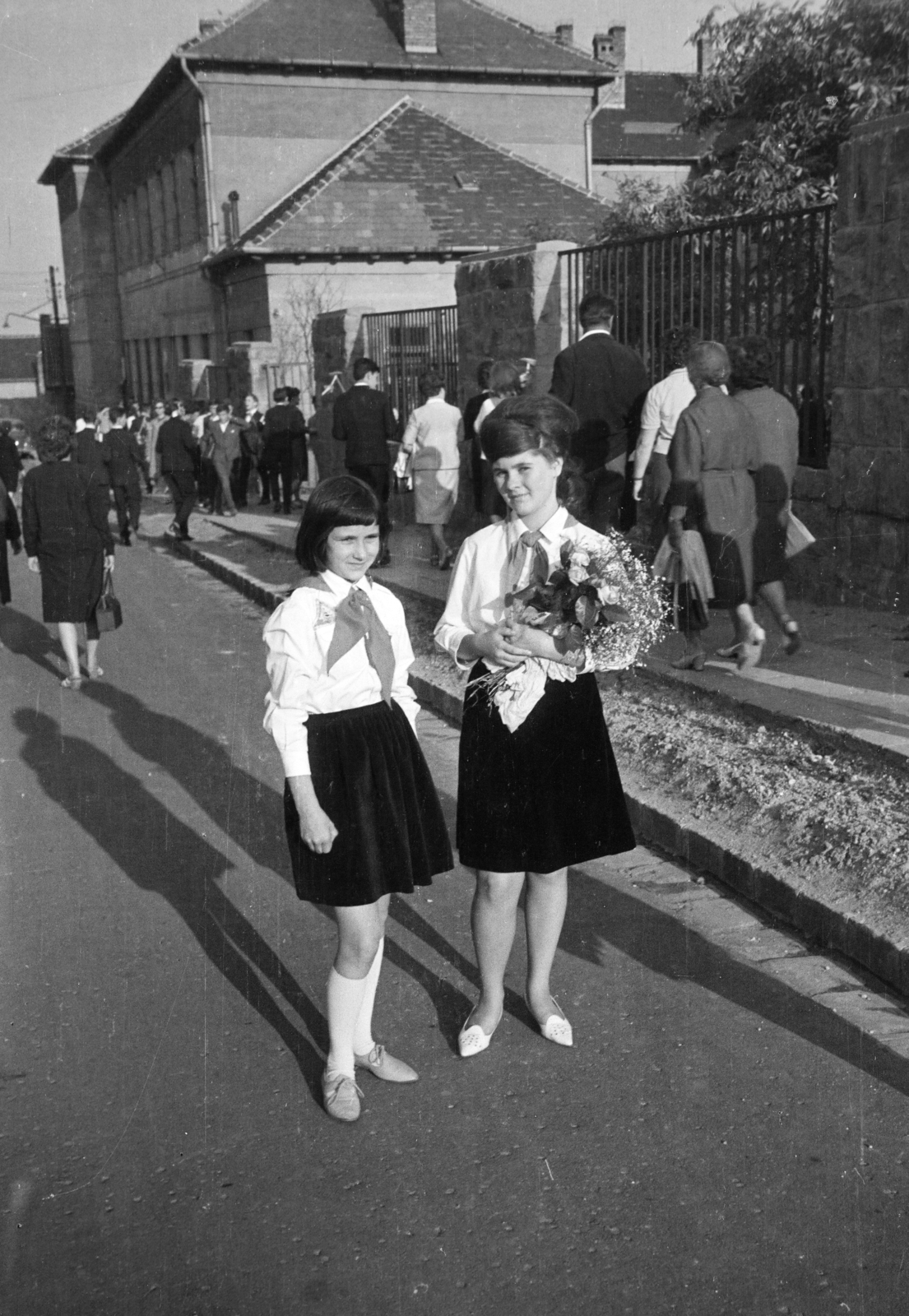 Hungary, Budapest XXII., Zoltán utca, az Árpád utcai általános iskola (később Árpád Utcai Német Nemzetiségi Nyelvoktató Általános Iskola) ballagó tanulói., 1965, Belházy Miklós, Budapest, pioneer, bouquet, graduation, Fortepan #209936