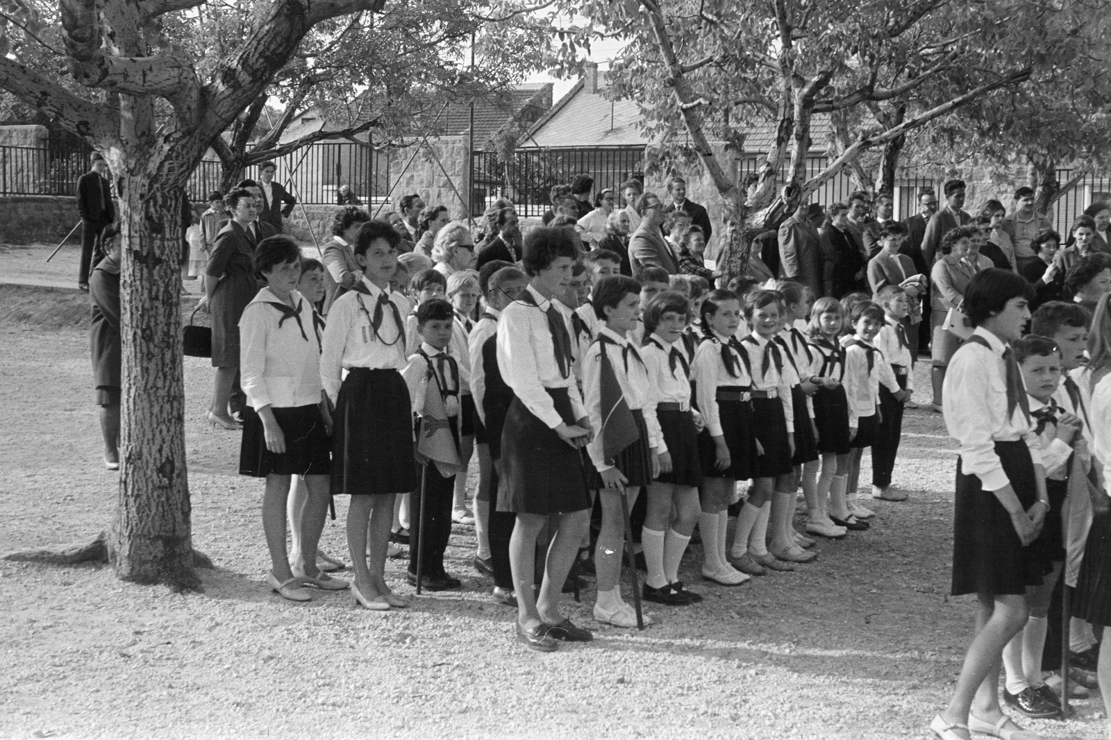 Hungary, Budapest XXII., Árpád utca 2., az általános iskola (később Árpád Utcai Német Nemzetiségi Nyelvoktató Általános Iskola) udvara., 1966, Belházy Miklós, Budapest, Fortepan #209938