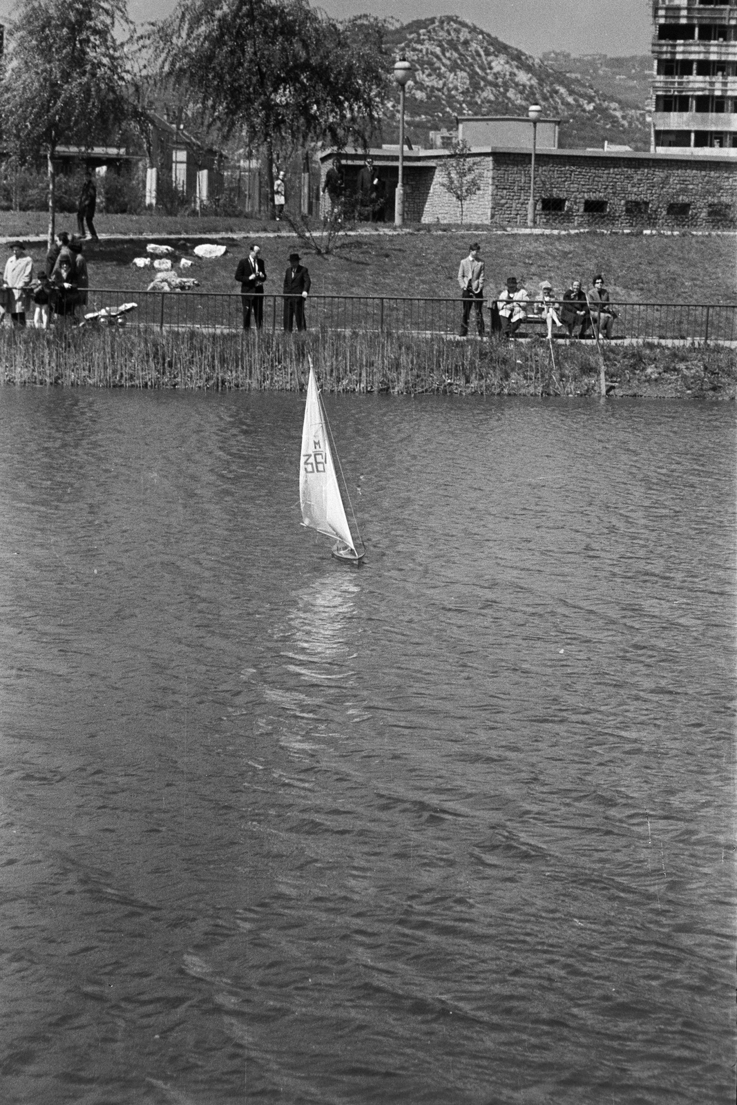 Hungary, Budapest XI., Feneketlen-tó, háttérben a Bartók Színpad (később Budai Parkszínpad) és mögötte az épülő Sport szálló., 1964, Belházy Miklós, Budapest, Fortepan #209946