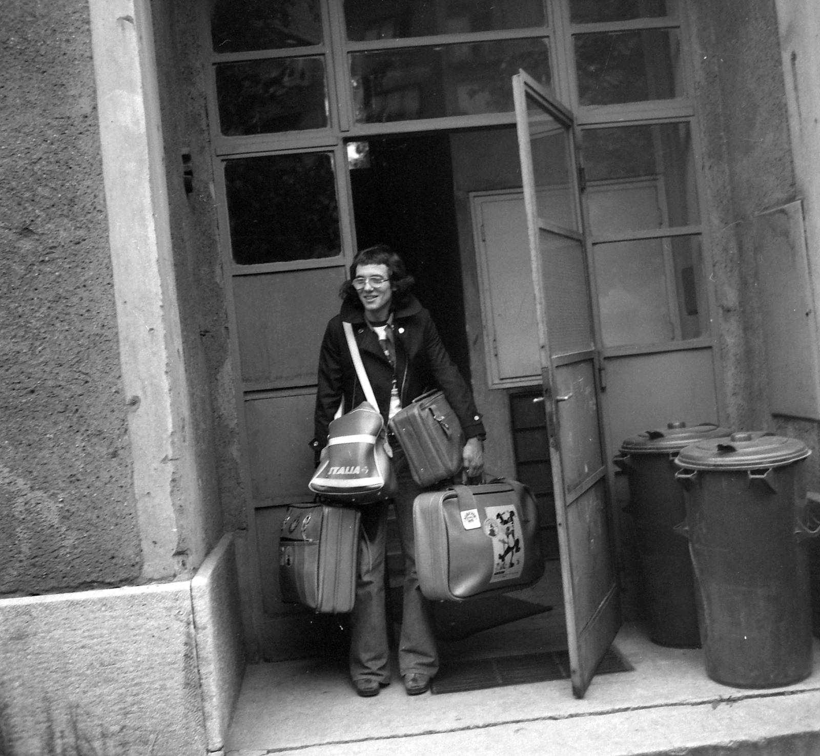 Hungary, Budapest XIV., Róna (Lumumba) utca 162-170. házsor egyik kapuja, Delhusa Gjon előadóművész., 1973, Fortepan, suitcase, dustbin, Budapest, Fortepan #20997