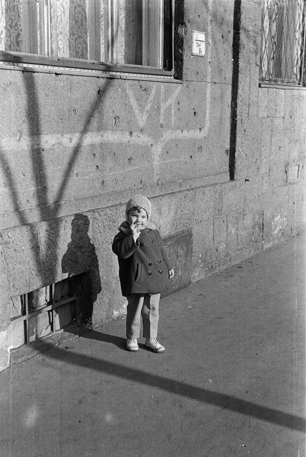 1961, Belházy Miklós, kid, emergency exit, bullet hole, Fortepan #209975