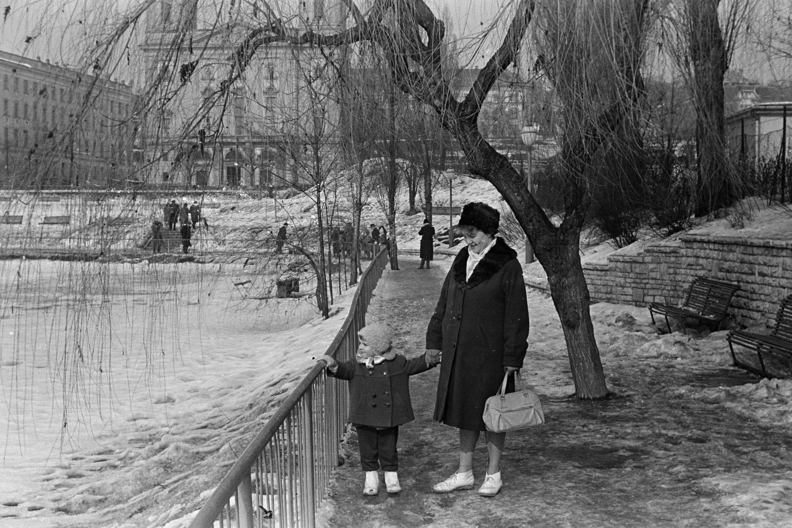 Hungary, Budapest XI., Feneketlen-tó, háttérben a Villányi útnál a József Attila (később Budai Ciszterci Szent Imre) Gimnázium és a Szent Imre-templom., 1960, Belházy Miklós, Budapest, hold hands, snow, girl, mother, Fortepan #209985