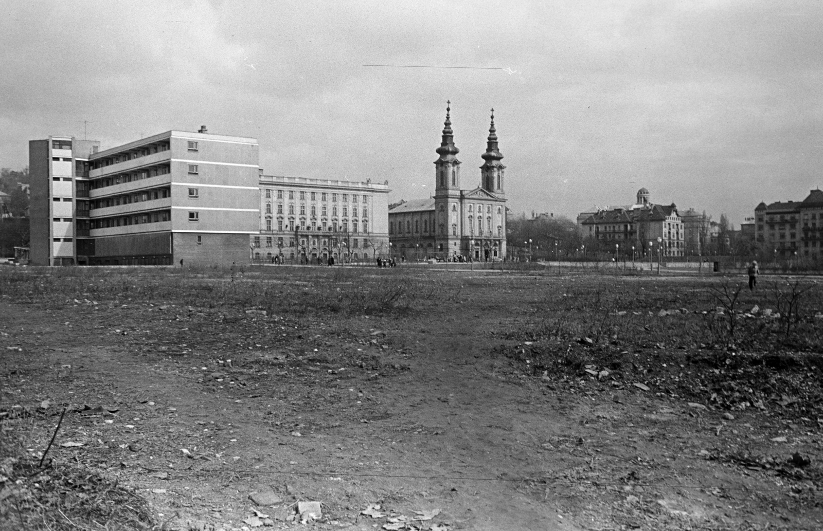 Hungary, Budapest XI., a Diószegi utca - Tas vezér utca melletti terület, később ide épült fel a Sport (később Flamenco) szálló. Szemben a Villányi útnál a József Attila (később Budai Ciszterci Szent Imre) Gimnázium és a Szent Imre-templom., 1963, Belházy Miklós, Budapest, modern architecture, Fortepan #209987