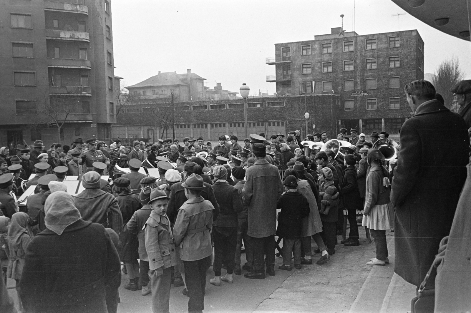 Hungary, Budapest XI., Edömér utca a Bartók Színpad (később Budai Parkszínpad) előtt, háttérben a Tas vezér utca sarkán a Tűzoltóparancsnokság épülete., 1960, Belházy Miklós, Budapest, mass, wind band, Fortepan #209988