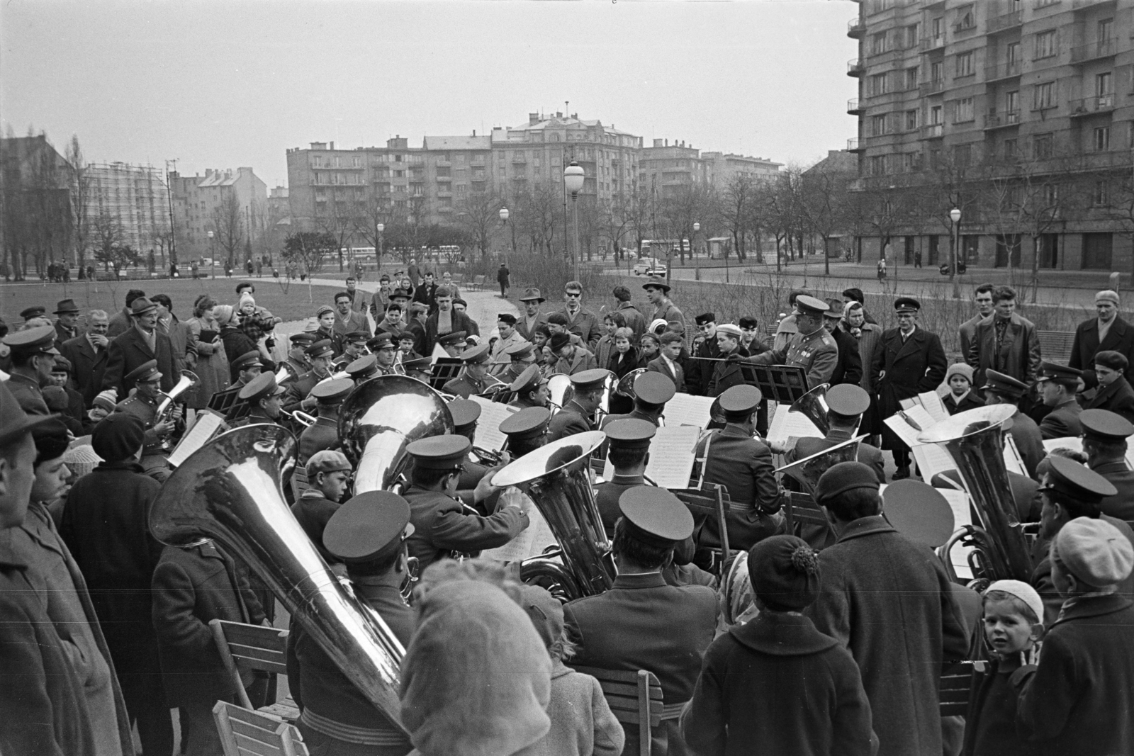 Hungary, Budapest XI., Edömér utca a Bartók Színpad (később Budai Parkszínpad) előtt, szemben a Kosztolányi Dezső tér épületei látszanak., 1960, Belházy Miklós, Budapest, wind band, Fortepan #209990