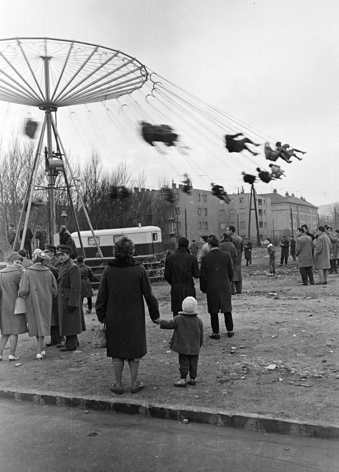 Hungary, Budapest XI., Tas vezér utca, háttérben a Diószegi út Zsombolyai utca - Vincellér utca - Dávid Ferenc utca közötti házsora látszik., 1960, Belházy Miklós, carousel, Budapest, Fortepan #209991
