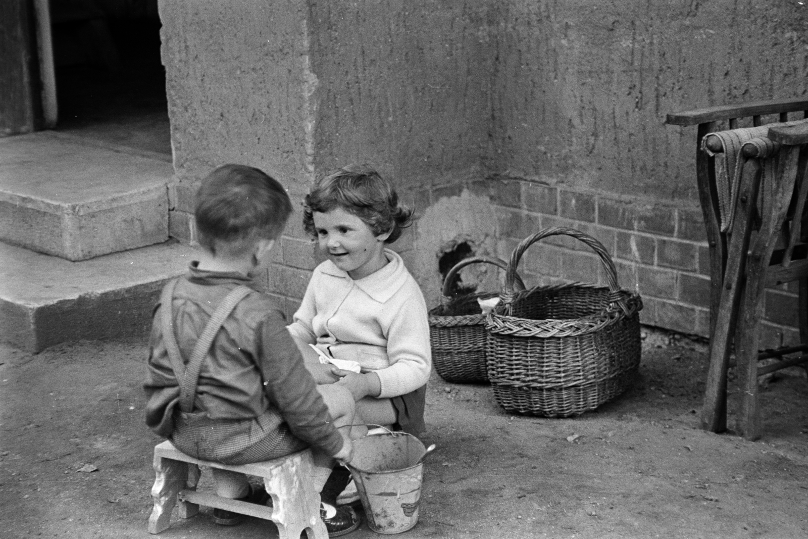 1960, Belházy Miklós, kids, footstool, talks, Fortepan #209997
