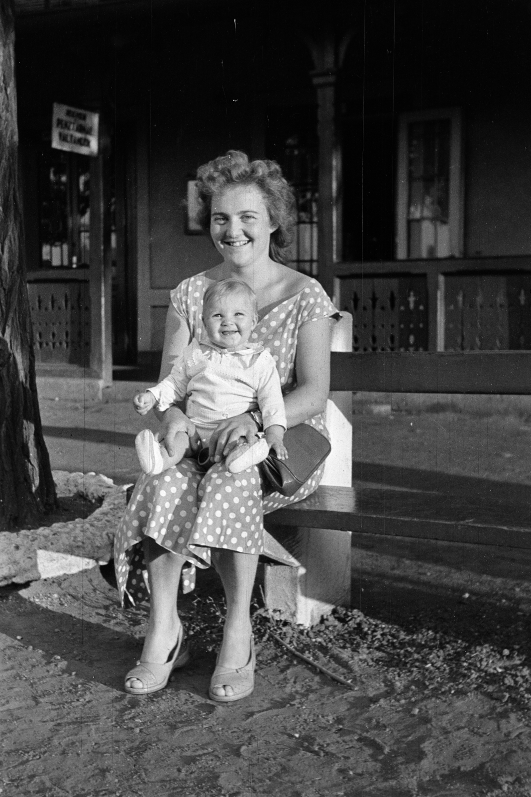 Hungary, Budapest XI., a Budapest-Törökbálint között közlekedő HÉV vonala, megálló Kamaraerdőnél., 1961, Belházy Miklós, Budapest, sitting on lap, Fortepan #210022