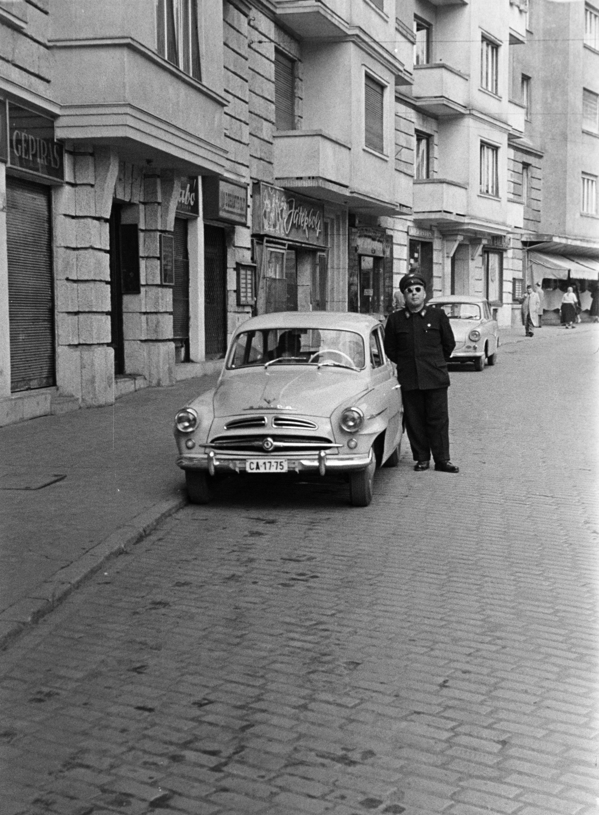 Hungary, Budapest XI., a felvétel a Móricz Zsigmond körtér 9-es számú ház előtt készült., 1963, Belházy Miklós, Budapest, Skoda-brand, number plate, Fortepan #210027